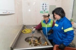 美女环卫工去上海社区讲解垃圾分类 一出现便圈粉无数 - 上海女性