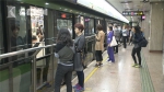 上海地铁扶梯张贴新规 禁止电梯上赶路 - 新浪上海