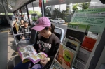 上海公交车变流动书房 乘客候车时可办手续押金10元 - 新浪上海