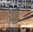 Forever 21北京西红门荟聚购物中心的抢购现场，人声鼎沸，货物摆放杂乱无章。新京报记者 周红艳/摄 - 新浪上海