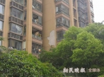 图说：品尊国际公寓多幢居民楼发生外墙脱落 新民晚报记者 夏韵 摄（下同） - 新浪上海