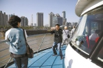 赏景游客在甲板上拍照留念。 - 新浪上海