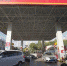 资料图：车辆正在加油站加油。中新社记者 张云 摄 - 新浪上海