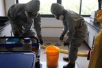 我校开展实验室安全教育培训和化学品安全处置应急演练 - 东华大学