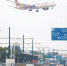 一架飞机从沪青平公路上空掠过，即将降落在虹桥机场。航空、铁路和密集的公路网络在这里形成了立体而高效的交通枢纽。 本报见习记者 董天晔 摄 - 新浪上海