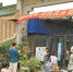 7月1日，五角场花鸟市场大门紧闭，一些居民在门口观望。 - 新浪上海