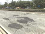 浏翔公路、塔新路路口，存在修补痕迹的路面状况堪忧。 - 新浪上海