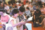 读者在上海书展上捧着心爱的书，如获至宝。 均 本报记者 蒋迪雯 摄 - 新浪上海