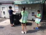 垃圾分类是居委大妈的活儿？上海这个街道的干部“班前班后一小时”蹲守垃圾箱房 - 上海女性