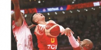 比赛中，中国队球员郭艾伦进攻受阻。新华社发 - 新浪上海