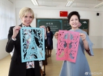 彭丽媛同法国总统夫人布丽吉特共同参观上海外国语大学附属外国语学校 - 上海外国语大学