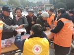 国际志愿者日|红十字人开展便民宣传服务 - 红十字会