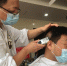 男队员剃头。　华山医院供图 - 新浪上海