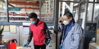 丝路研究院党员王磊作为志愿者在上海奉城镇经济园区检查复工企业防疫情况 - 上海海事大学