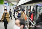 图说：地铁客流渐渐多了起来 新民晚报记者 陈梦泽 摄 - 新浪上海
