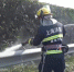图说：消防队员迅速到场处置 嘉定区消防救援支队供图 - 新浪上海