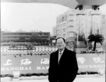 高文彬教授在上海海运学院（现上海海事大学）校门前 - 上海海事大学