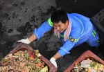 虹口区一位环卫工人处理垃圾 - 总工会