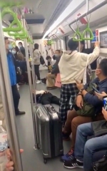 上海地铁内一乘客醉酒倒地不起 工作人员将其移出车厢 - 新浪上海
