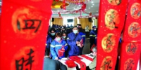 上海各级工会积极开展送春联活动 - 总工会