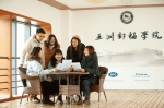 与研究生会同学一起讨论社团活动 - 上海海事大学