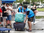 学生志愿者帮新生搬运行李 - 上海海事大学