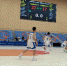 学校篮球队员赛场上聚精会神做防守 - 上海海事大学
