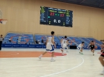 学校篮球队员赛场上聚精会神做防守 - 上海海事大学