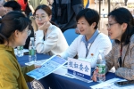 办公会现场妇委会工作人员接待学生咨询 - 上海海事大学