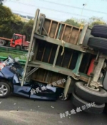 S20外环高速一集卡侧翻压轿车 轿车司机当场身亡[图] - Sh.Eastday.Com