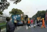 S20外环高速一集卡侧翻压轿车 轿车司机当场身亡[图] - Sh.Eastday.Com